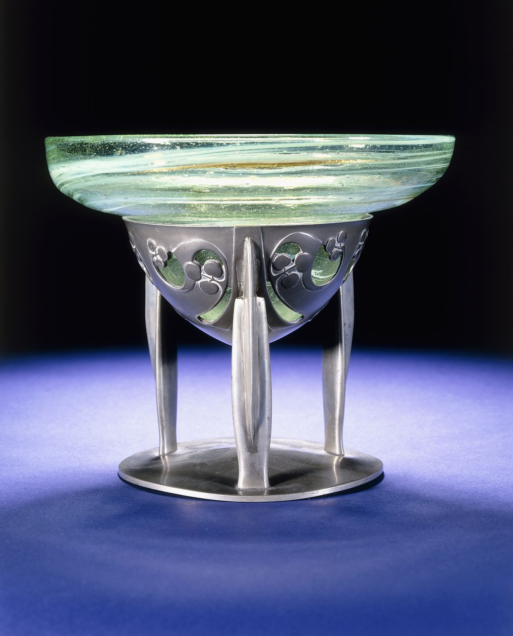En Liberty Tudric tinskål med James Couper & Sons Clutha glasforing, ca. 1902-05 (tin, glas) af Archibald Knox