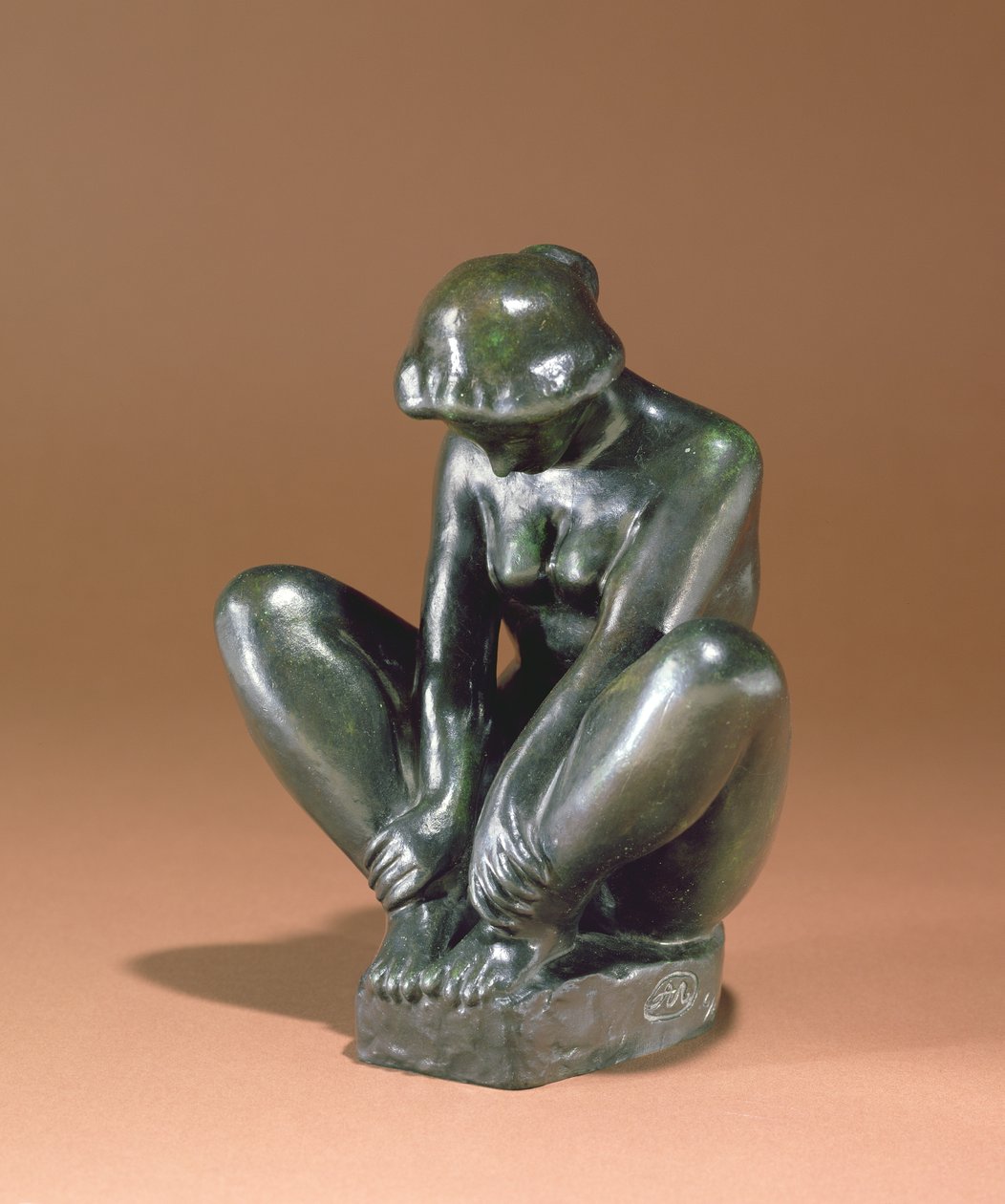 Girl Holding Both Feet, 1920 (bronze) af Aristide Maillol