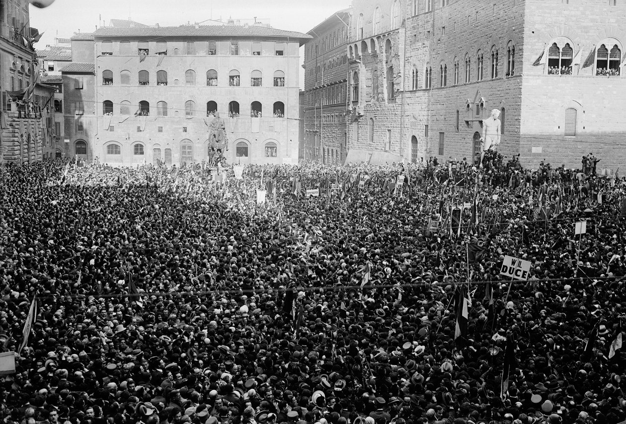 Publikum samlet på Piazza Signoria i anledning af Hitler og Mussolinis besøg i Firenze, 05/1938 (s/h foto) af Armando Bruni