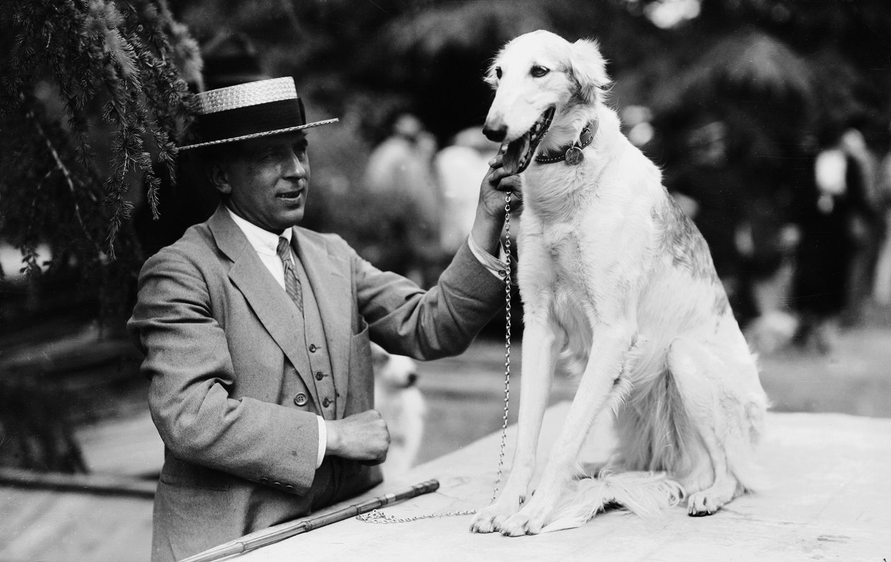 Ejer med sin hund på en hundeudstilling, Italien, ca. 1905 (glasplade) af Armando Bruni