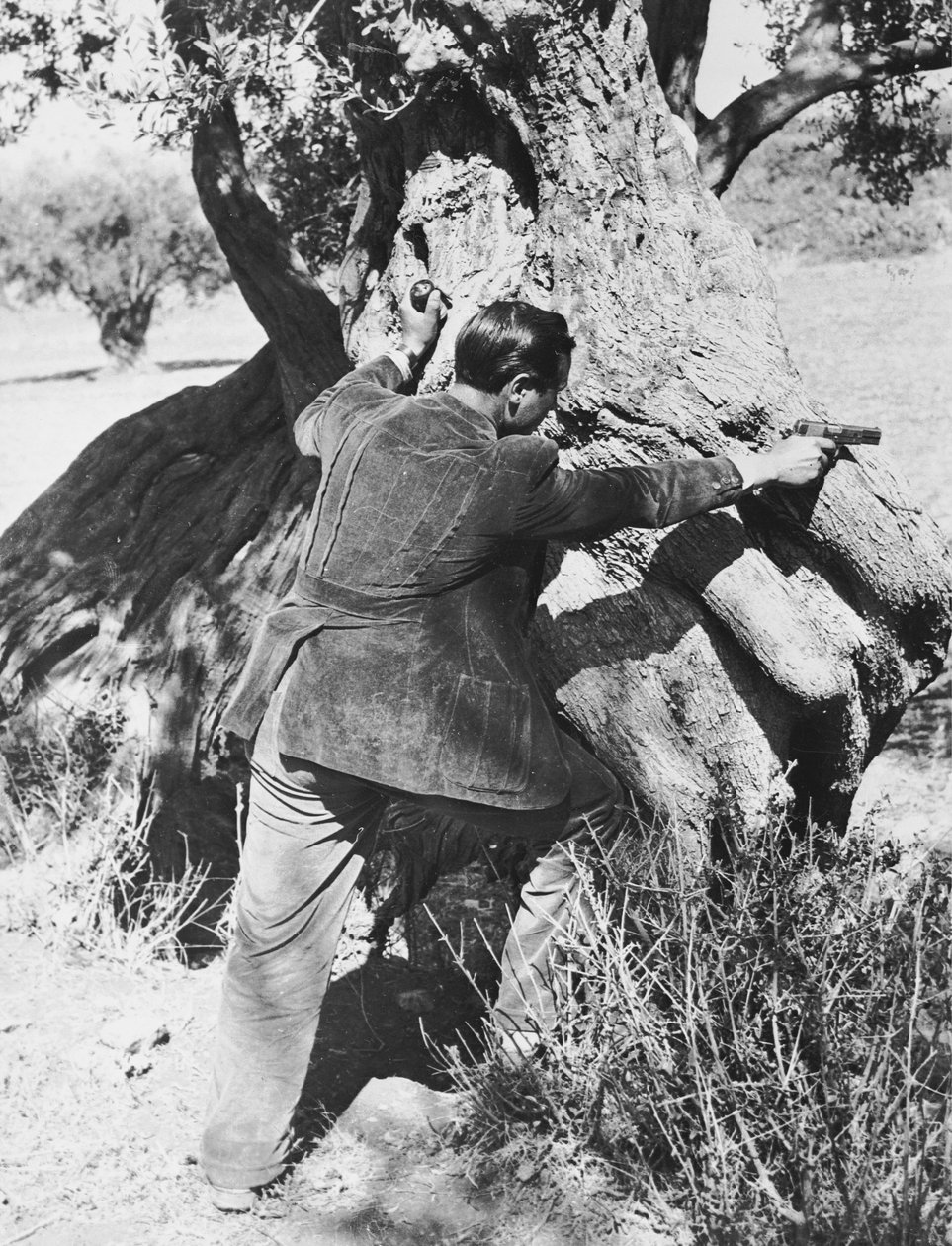 Salvatore Giuliano peger på en pistol, 1937 af Armando Bruni
