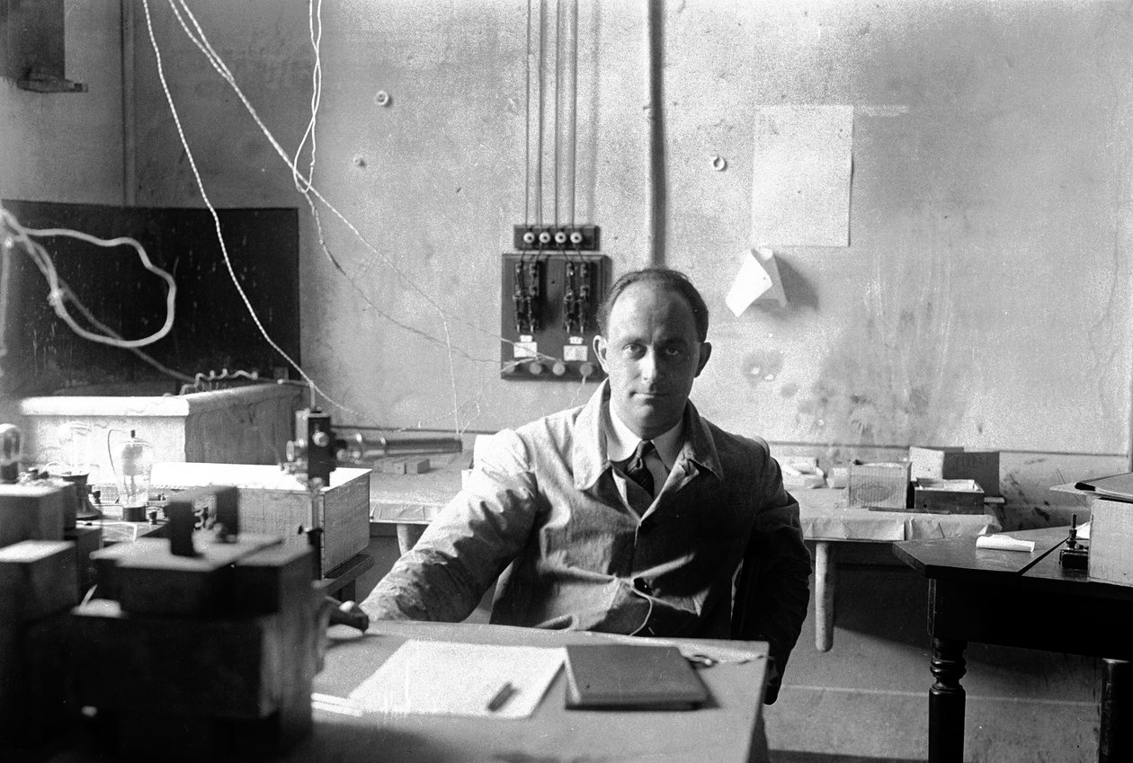 Den italienske fysiker Enrico Fermi (1901-1954 Nobelprisen i fysik i 1938) i laboratoriet (s/h foto) af Armando Bruni