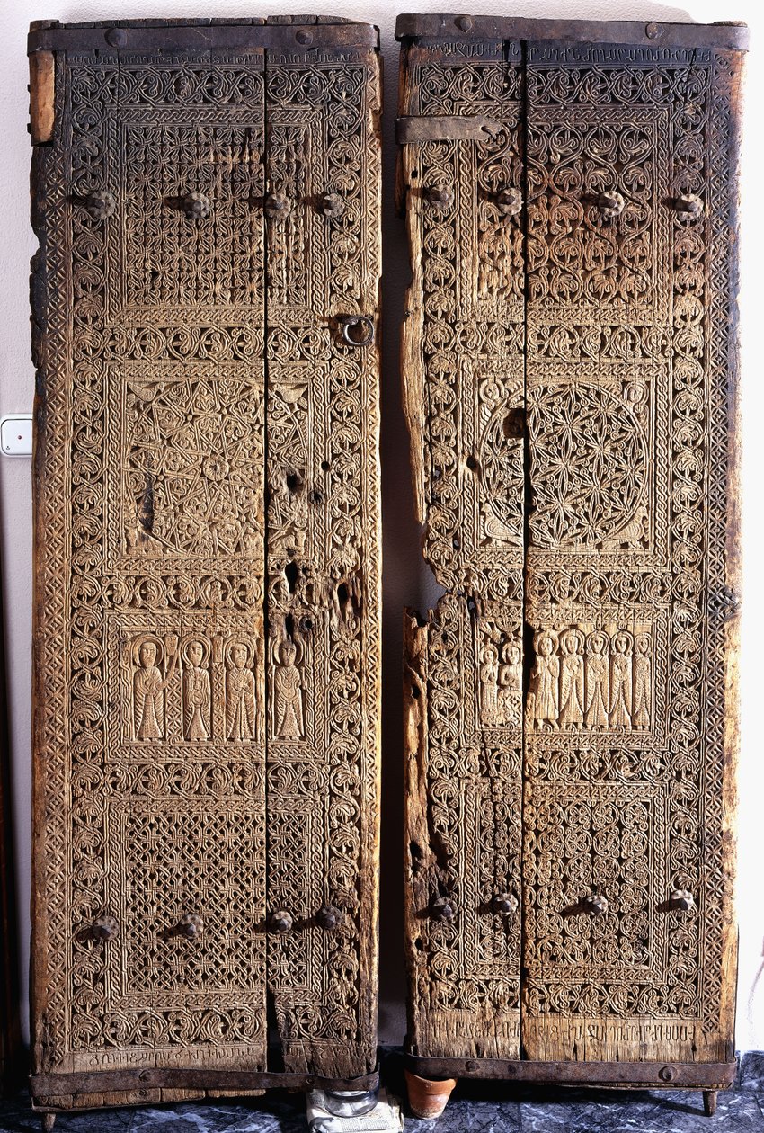 Et par udskårne armenske valnøddedøre, forestillende Kristus med seks apostle og hellige, 1312 af Armenian School