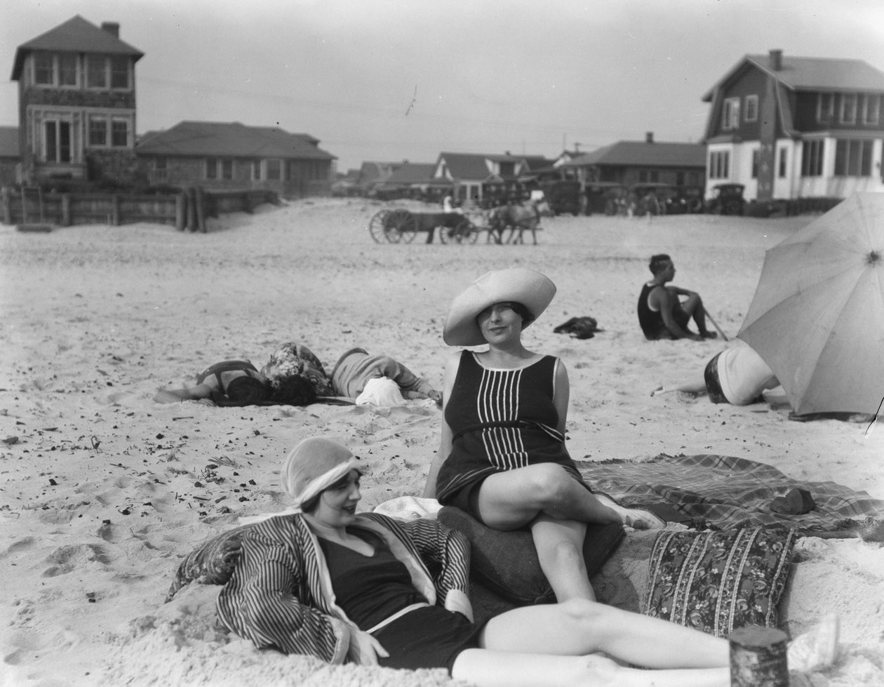 To kvinder på Long Beach, New York, 1910 af Arnold Genthe