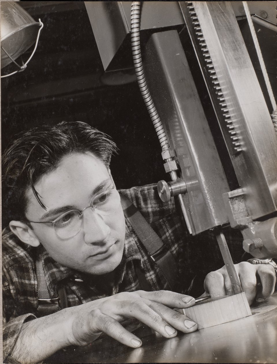 [Mand med briller arbejder intenst med en industrifil]. af Arnold Eagle