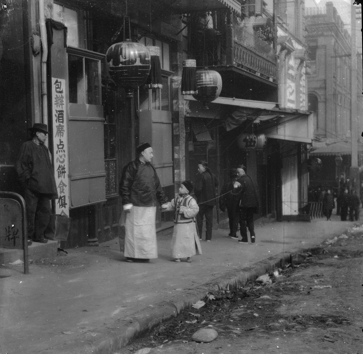 En familie fra konsulatet, Chinatown, San Francisco af Arnold Genthe