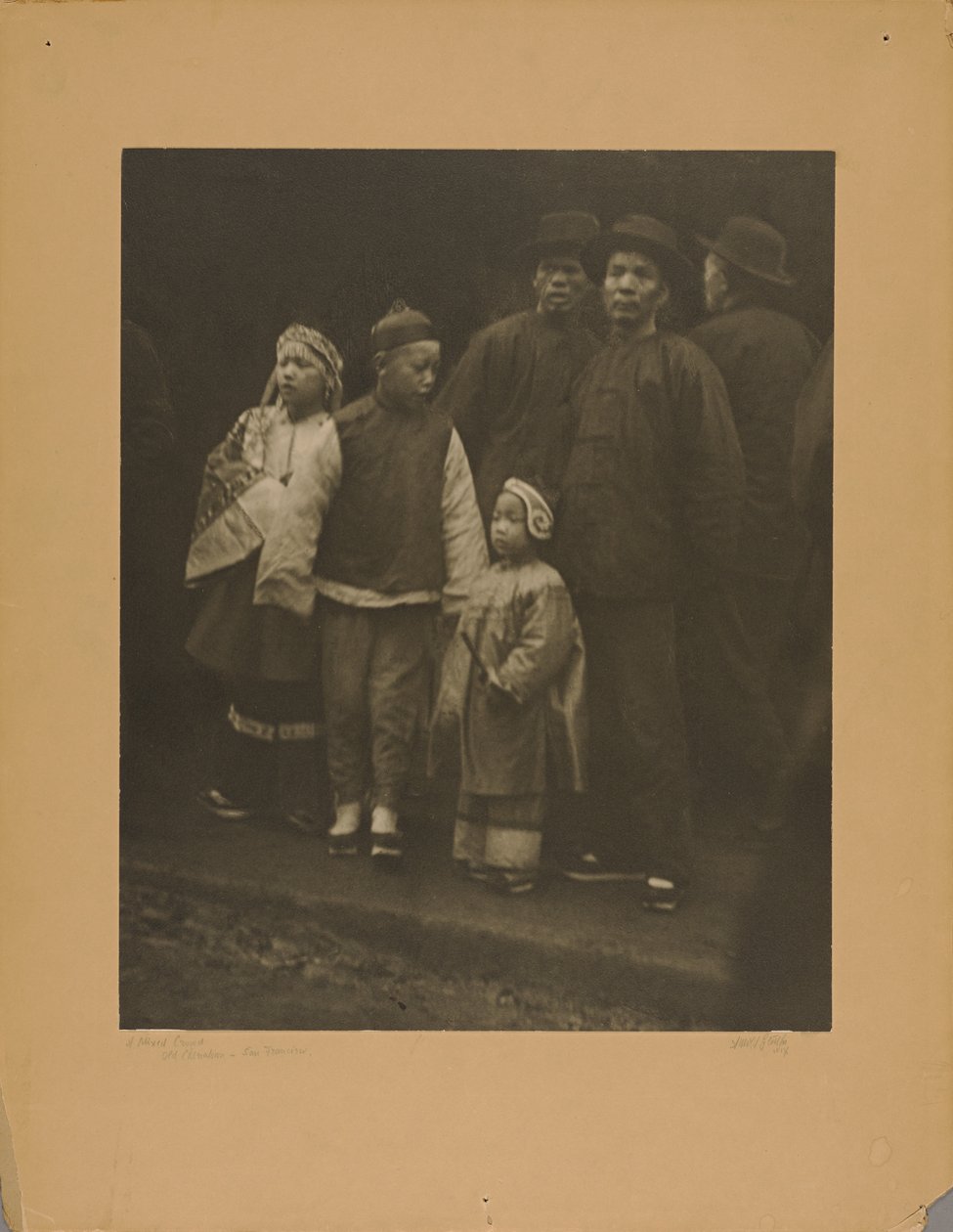 En blandet skare, Old Chinatown - San Francisco af Arnold Genthe