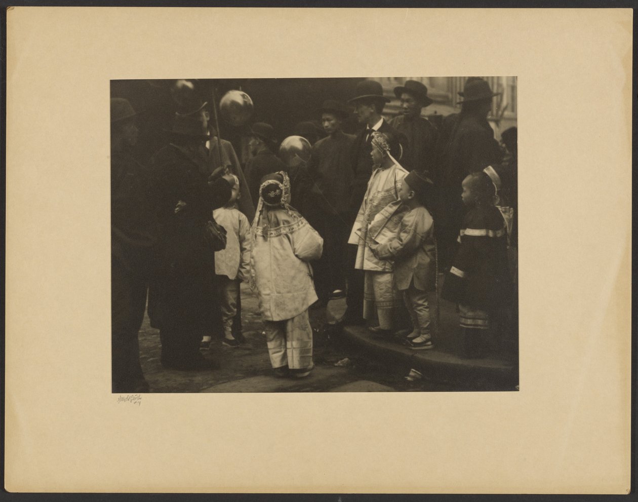 [Parade, Chinatown] af Arnold Genthe
