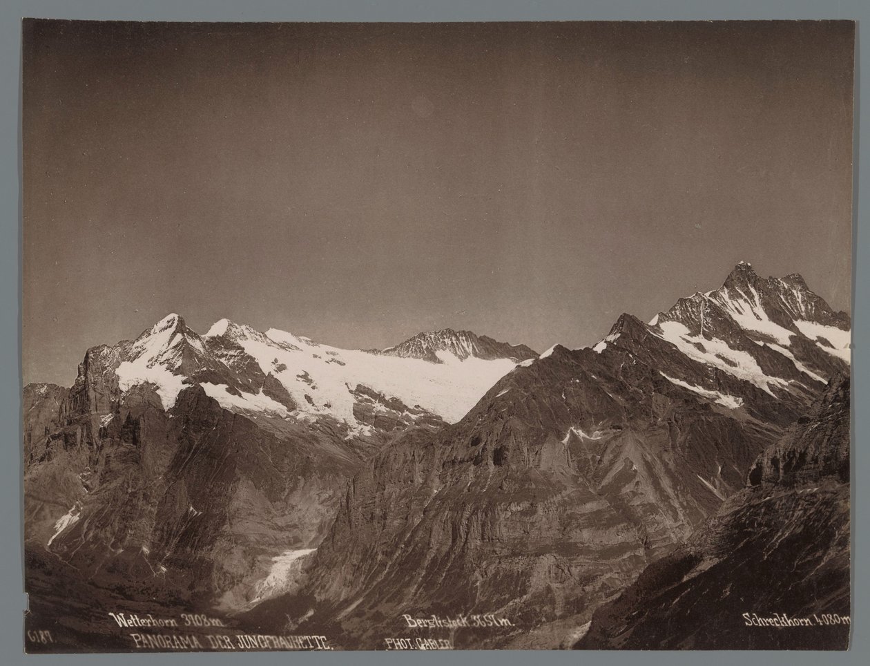 Udsigt over Wetterhorn, Berglistock og Schreckhorn i Berner Alperne Panorama af Jungfraukette (serietitel på objekt) af Arthur Gabler