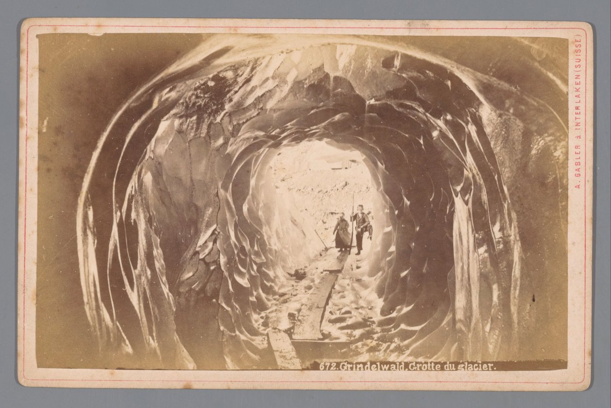 Mennesker i en hule på Grindelwald-gletsjeren i Schweiz Grindelwald. Cave of the Glacier (titel på objekt) af Arthur Gabler