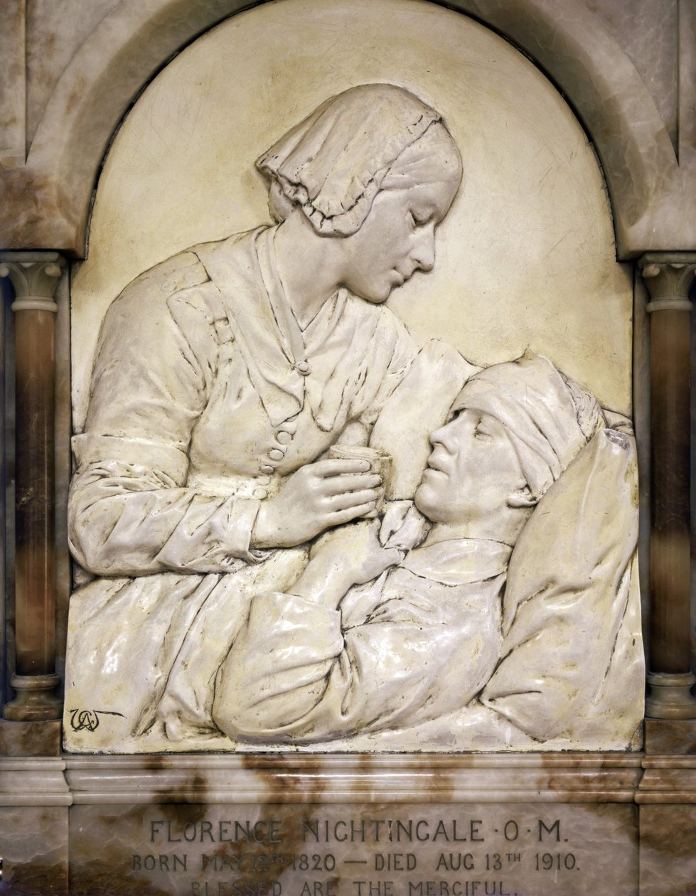 Florence Nightingale trøster en såret mand (stucco-bass relief) af Arthur George Walker