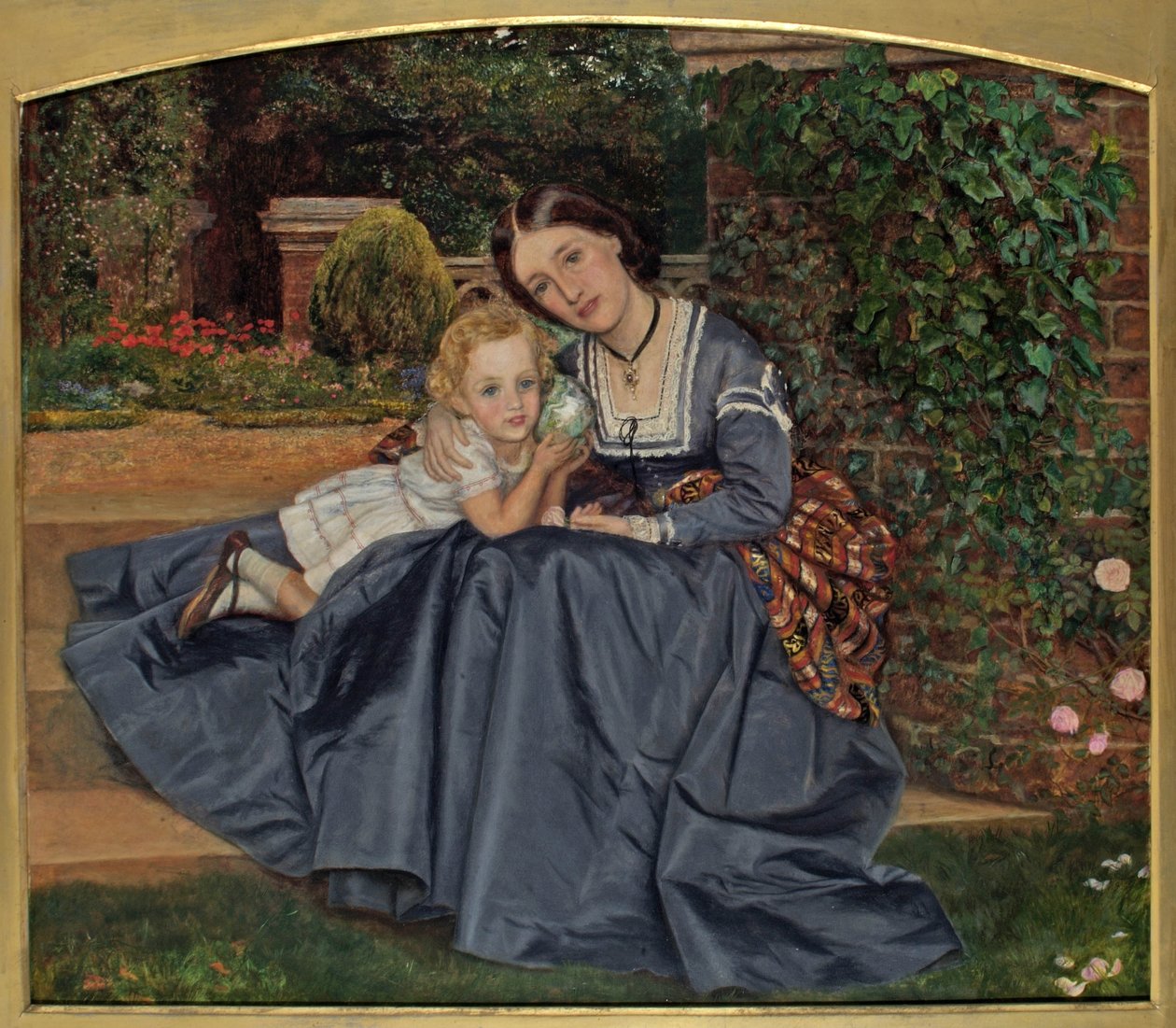 Mor og Barn siddende i Have, 1865-70 af Arthur Hughes