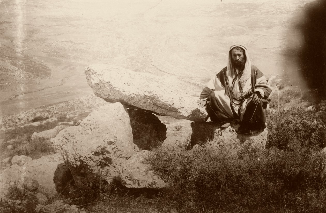 Dysse og mand, vest for Hesban (Heshban), 1881 af Arthur M. Mantell