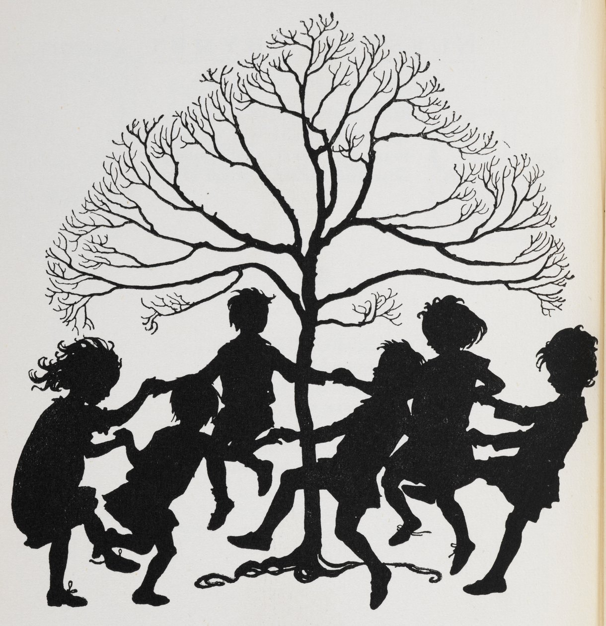 Silhuet af børn, der danser omkring et træ. af Arthur Rackham