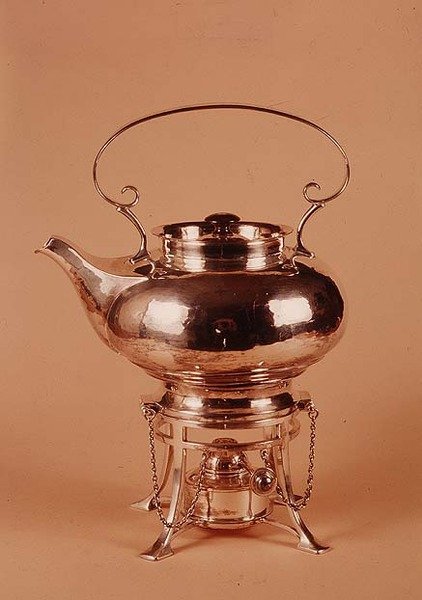 Kedel og spritbrænder, fremstillet af Birmingham Guild of Handicraft, ca. 1905-10 (forsølvet kobber) af Arthur Stansfield Dixon