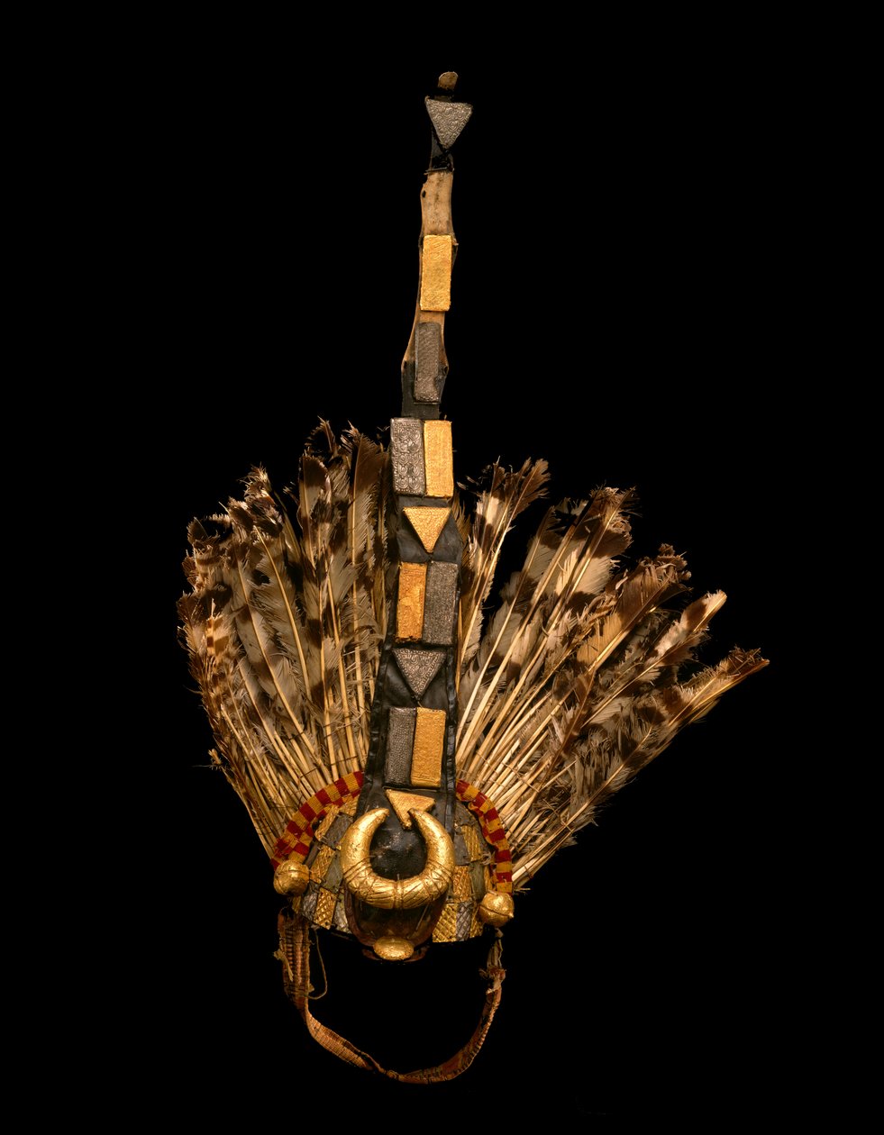 Chief Sword Bearers Headdress, Ghana, ca. 1825 (pladeguld, metalplade, klud, fjer, læder, træ og metalhæfteklammer) af Asante Culture