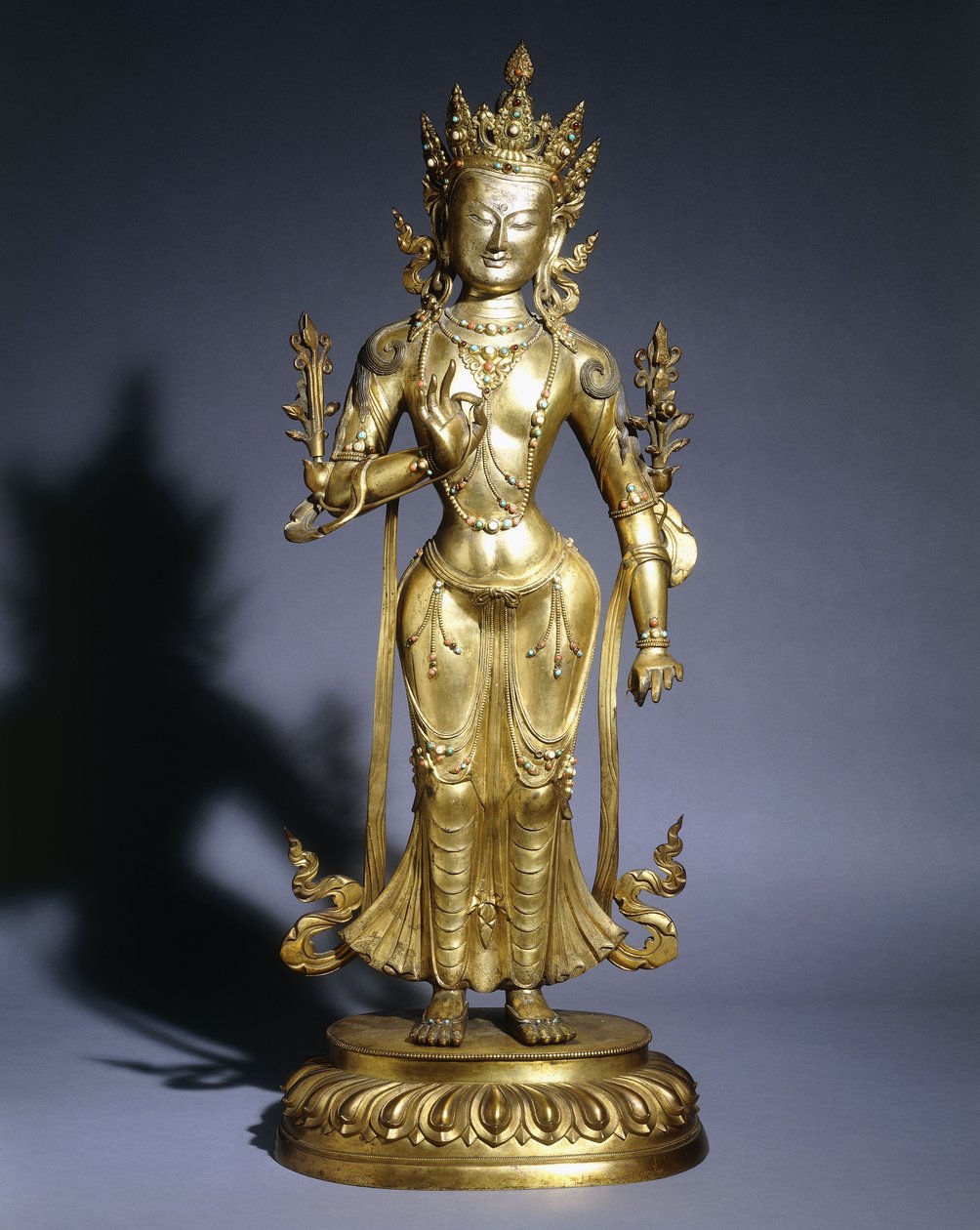 En forgyldt bronzefigur af Padmapani stående i tribhanga, iført bodhisattva-smykker og en krone, 1700-tallet af Asian School