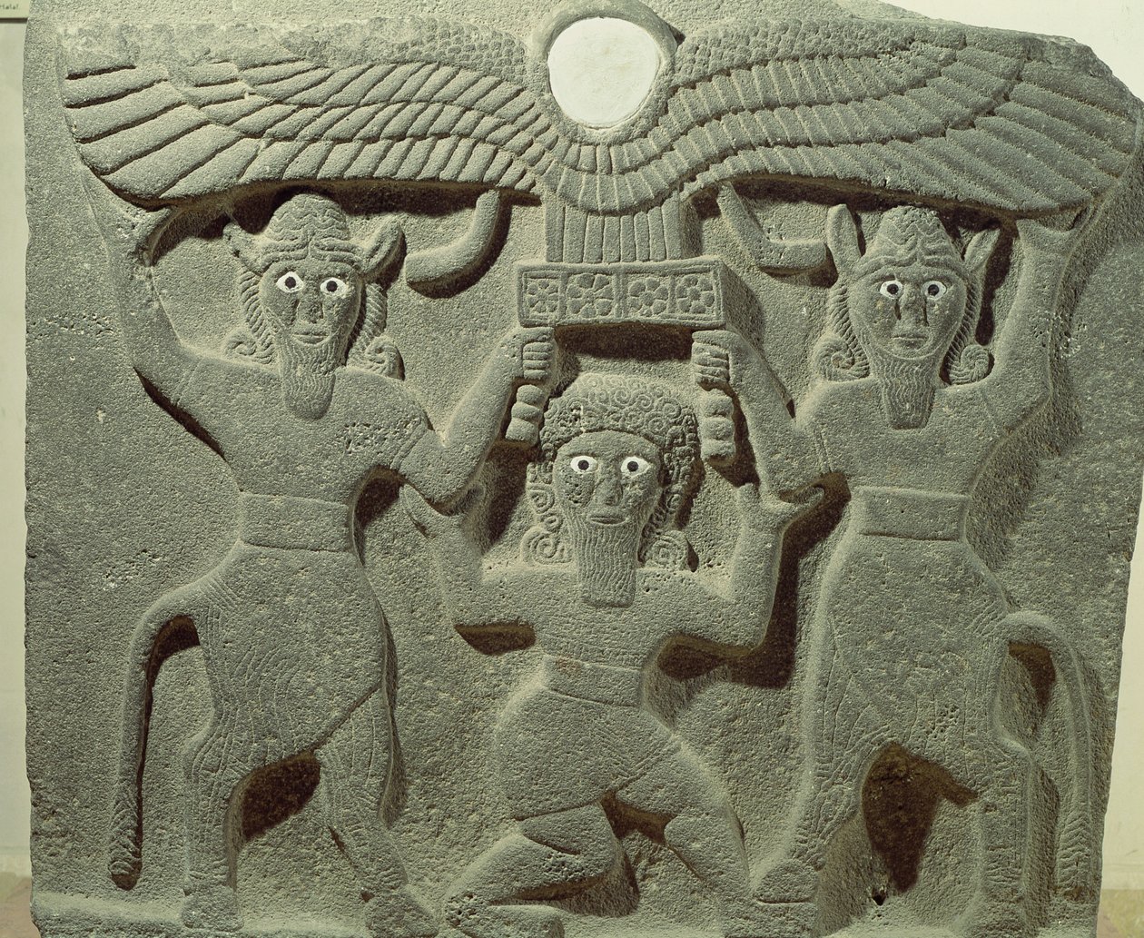 Relief af Gilgamesh mellem to tyremænd, der understøtter en bevinget solskive, fra Tell-Halaf, Syrien af Assyrian