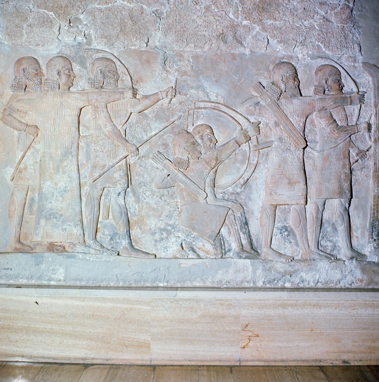 Relief, der forestiller bueskytter, fra Palace of Sargon II i Khorsabad, Irak af Assyrian