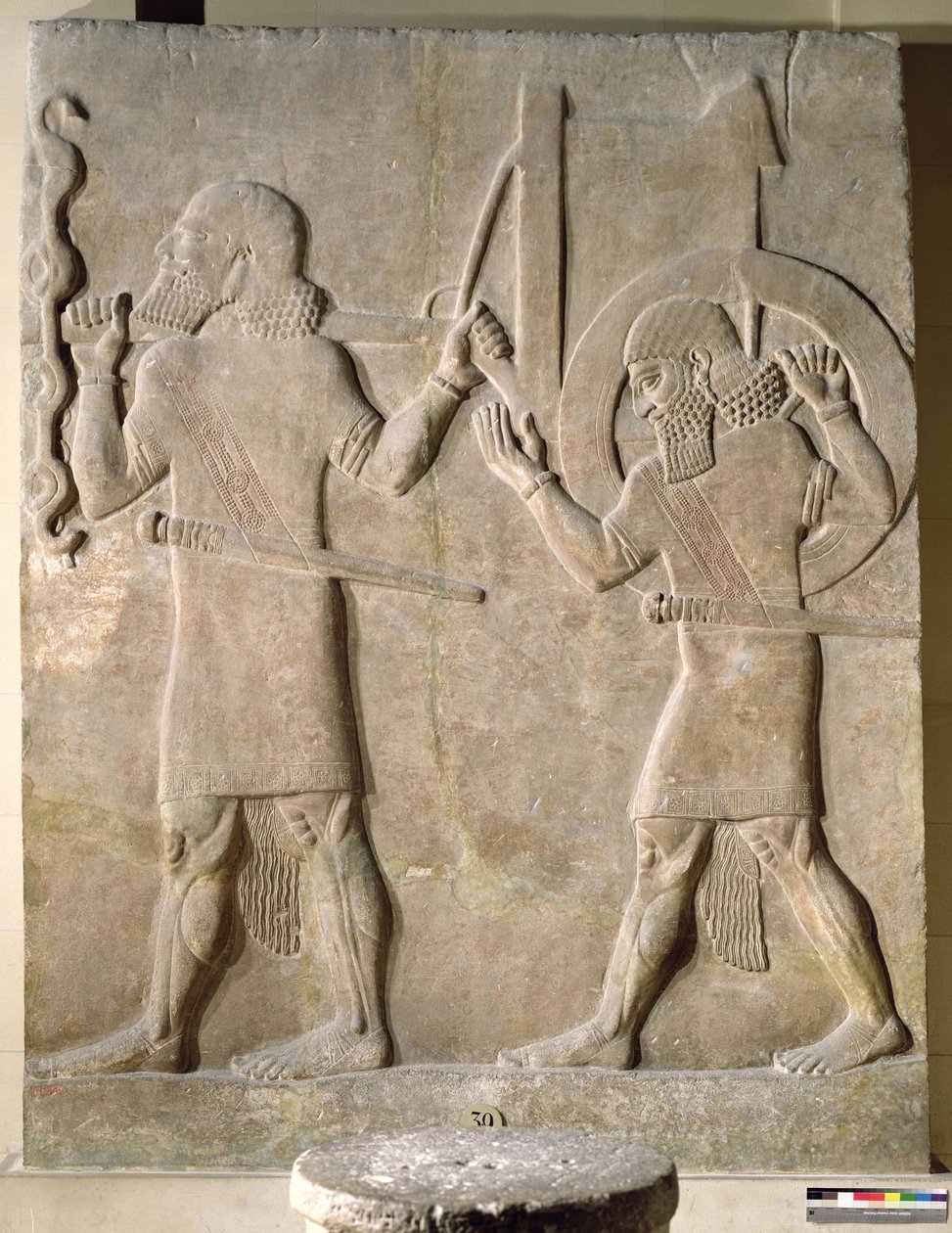 Relief, der forestiller to soldater, der bærer kongens krigsvogn, fra Sargon II-paladset, Khorsabad, Irak (gips) af Assyrian