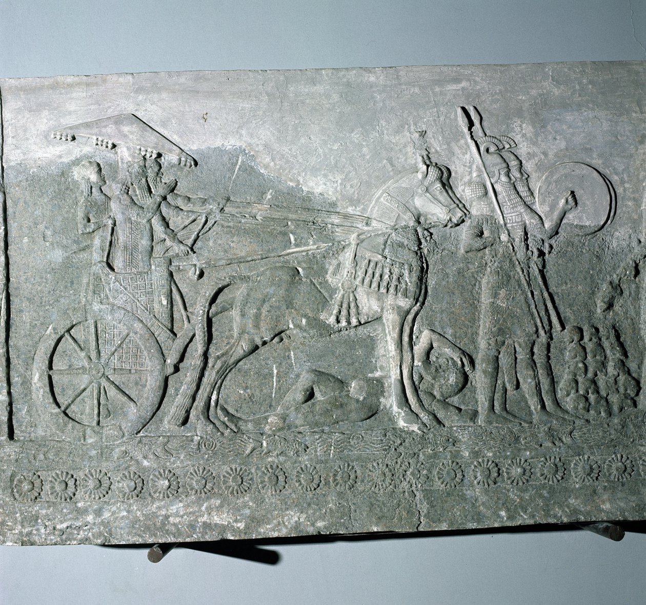 Sargon II (721-705 f.Kr.) på en kampvogn, fra Palace of Sargon II i Khorsabad, Irak af Assyrian