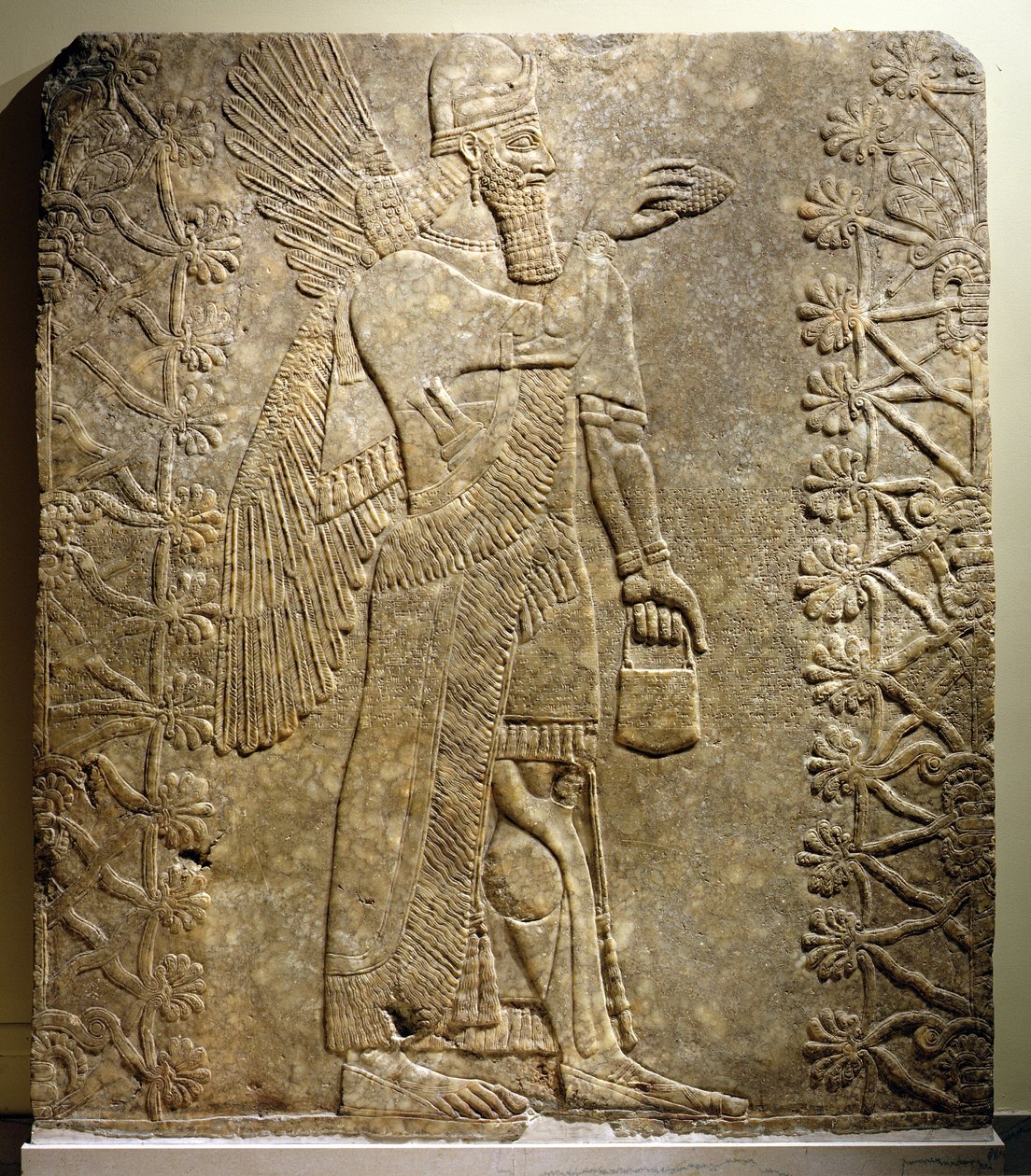 Winged Genie, fra Northwest Palace (Værelse L), Nimrud, Assyrien, ca. 883-859 f.Kr. (alabaster) af Assyrian