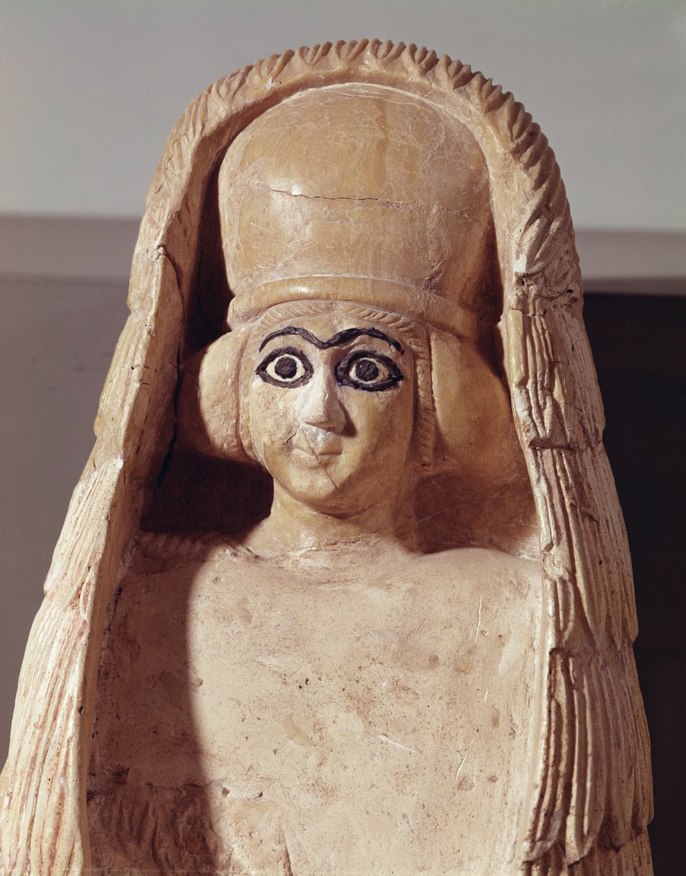 Hovedet af en statue af Ishtar, iført hovedbeklædning, fra Ushtar-templet i Mari, Syrien, 2800-2300 f.Kr. (alabaster) af Assyrian School