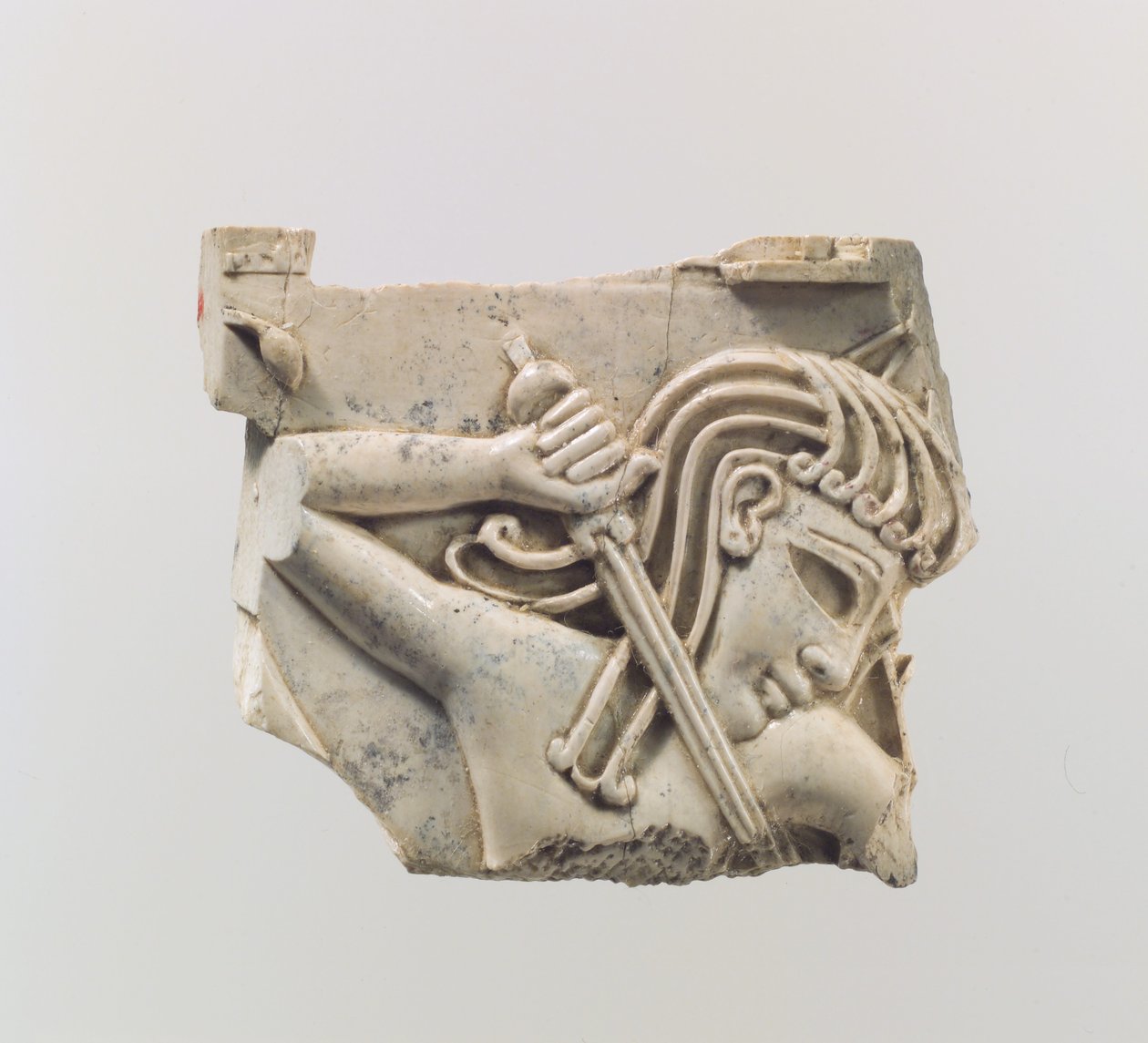 Cloisonné-møbelplade med en figur, der holder et sværd, ca. 9.–8. århundrede f.Kr. (elfenben) af Assyrian