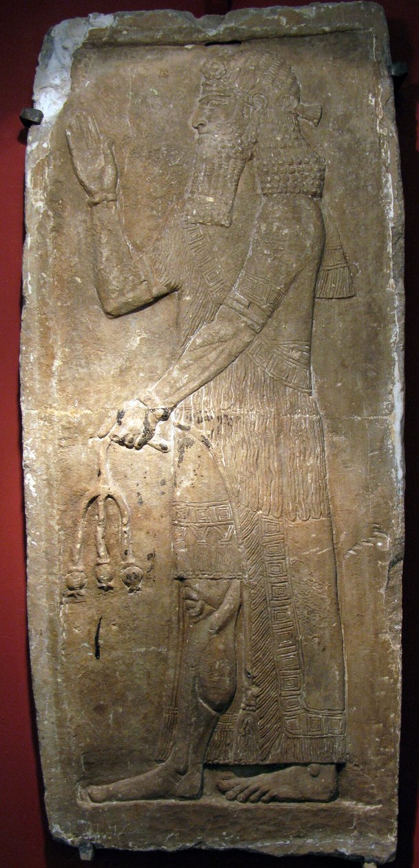 Præst holder en granatæblegren. Detalje af et basrelief af kalksten fra fæstningen Sargon II (eller Sharroukin, konge af Assyrien fra 722 til 705 f.Kr.) ved Dur Sharrukin (nu Khorsabad, Irak). Assyrisk kunst, antikken, 8. århundrede f.Kr af Assyrian