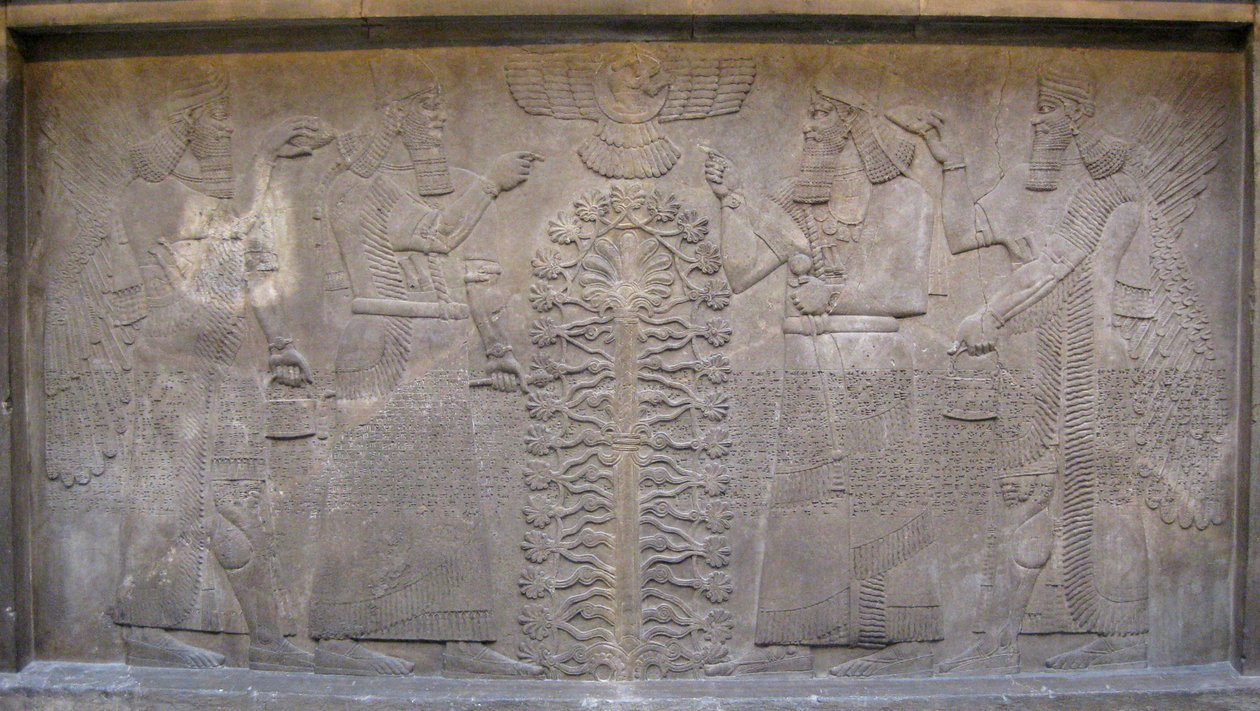 Relief med to figurer af Ashurnasirpal, bevingede mytologiske væsener og guden Ashur, foran Livets Træ, 885-860 f.Kr. af Assyrian