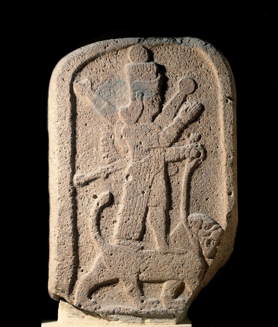 Stele, der repræsenterer gudinden Ishtar af Arbeles, der holder en løve. Basaltrelief fra den ny-assyriske periode (1000-612 f.Kr.) 8. århundrede f.Kr. Paris, Louvre-museet af Assyrian