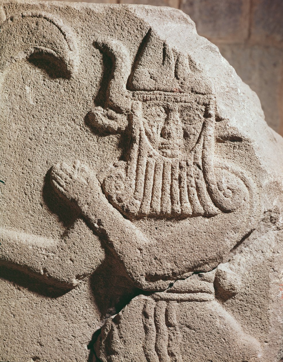 Relief forestillende en hetitisk afgud, 11.-9. århundrede f.Kr af Assyrian School