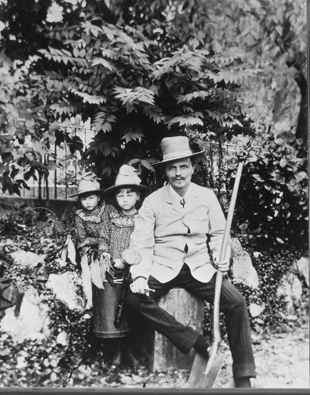 Selvportræt af August Strindberg, med sine børn på landet af August Johan Strindberg