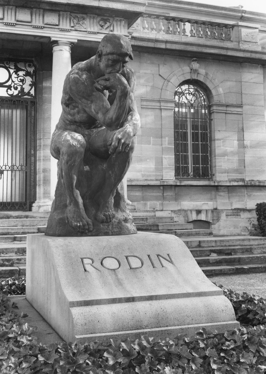 Statue af tænkeren på Auguste Rodins grav i parken Villa des Brillants (marmor) af Auguste Rodin