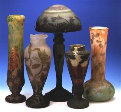 Udvalg af syreætsede, overlay- og cameovaser og en lampe (glas) af Auguste Daum