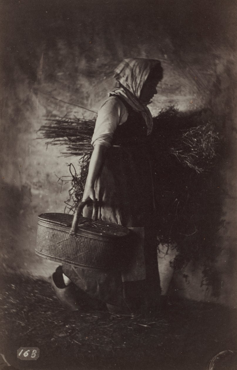 Kvindelig bonde, der bærer en kurv og hø, ca. 1870. af Auguste Giraudon