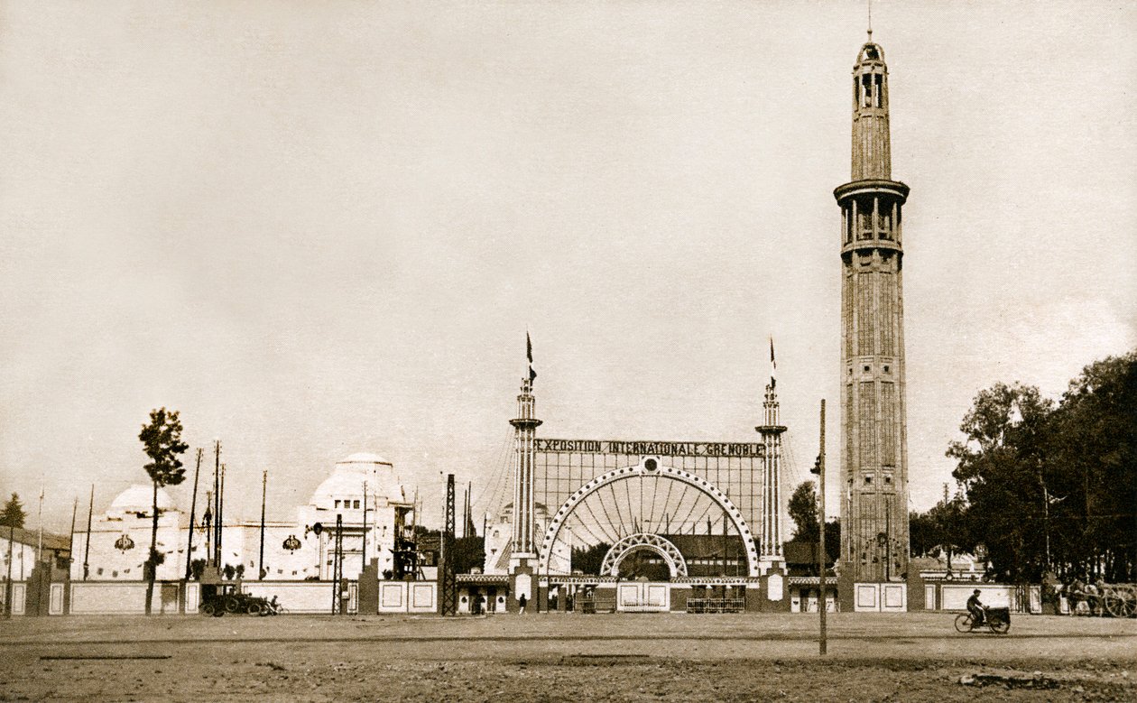 Grenoble (Isere, Dauphine): Den internationale udstilling om kul og turisme i 1925 - den monumentale indgang og orienteringstårnet (Perret-tårnet) - bygget af brødrene Auguste (1874-1954) og Gustave (1876-1952) Perret, 95 meter højt og næsten 8 meter langt af Auguste & Gustave (1876 1952) Perret