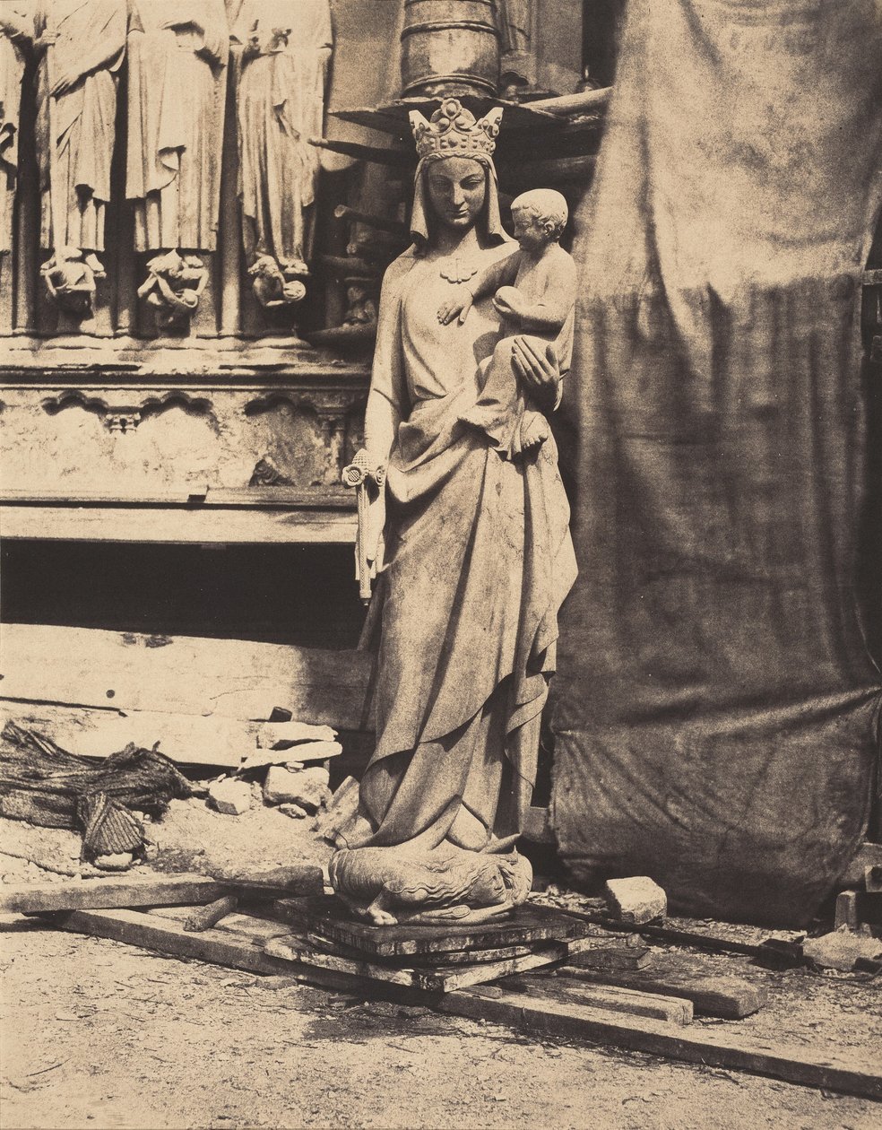 Jomfru og barn skulptureret af Geoffroy-Dechaume, byggepladsen for Notre-Dame-katedralen..., ca. 1854. af Auguste Mestral