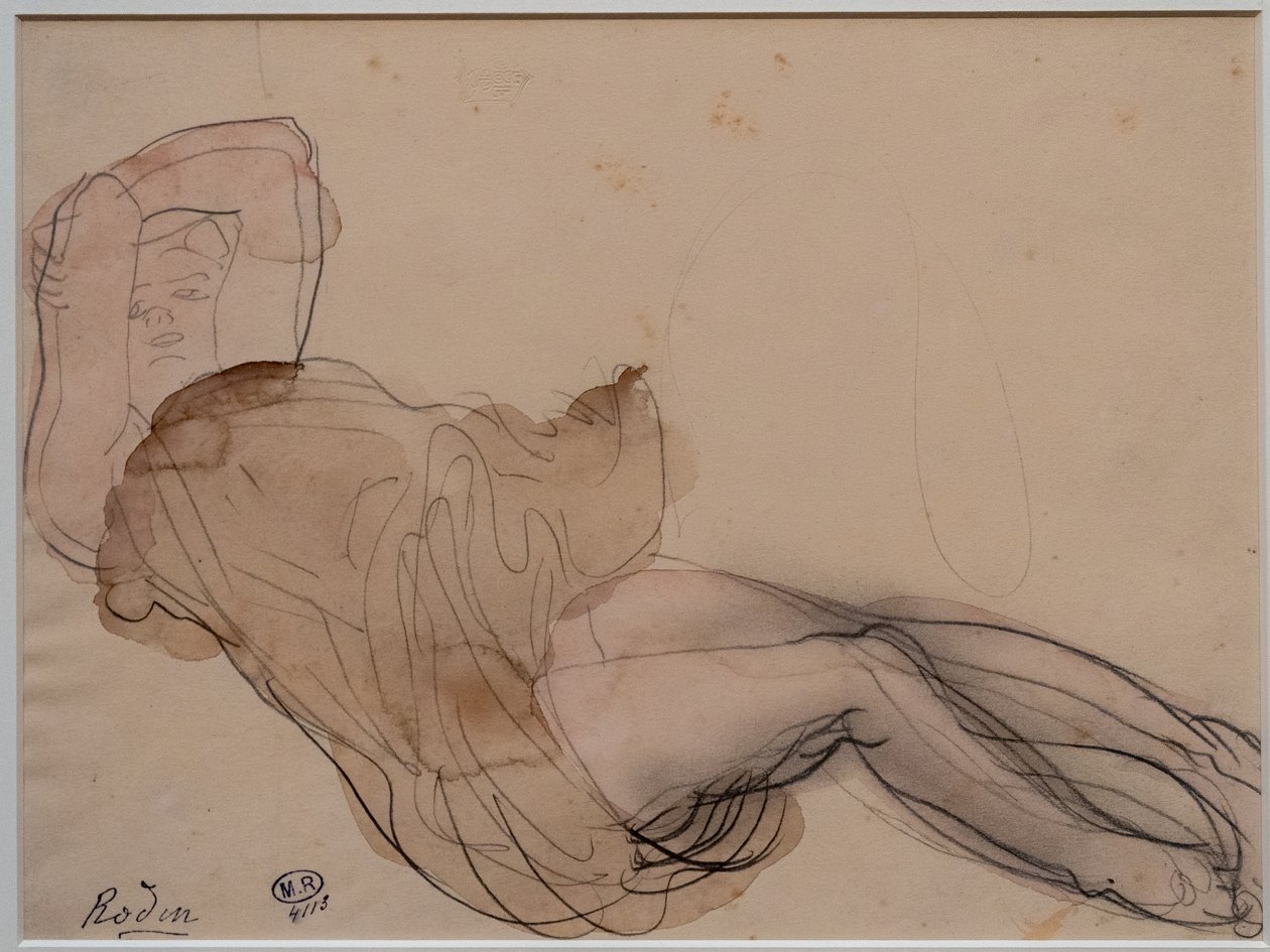 Kvinde liggende, halvnøgen og med armene krydset bag hovedet af Auguste Rodin