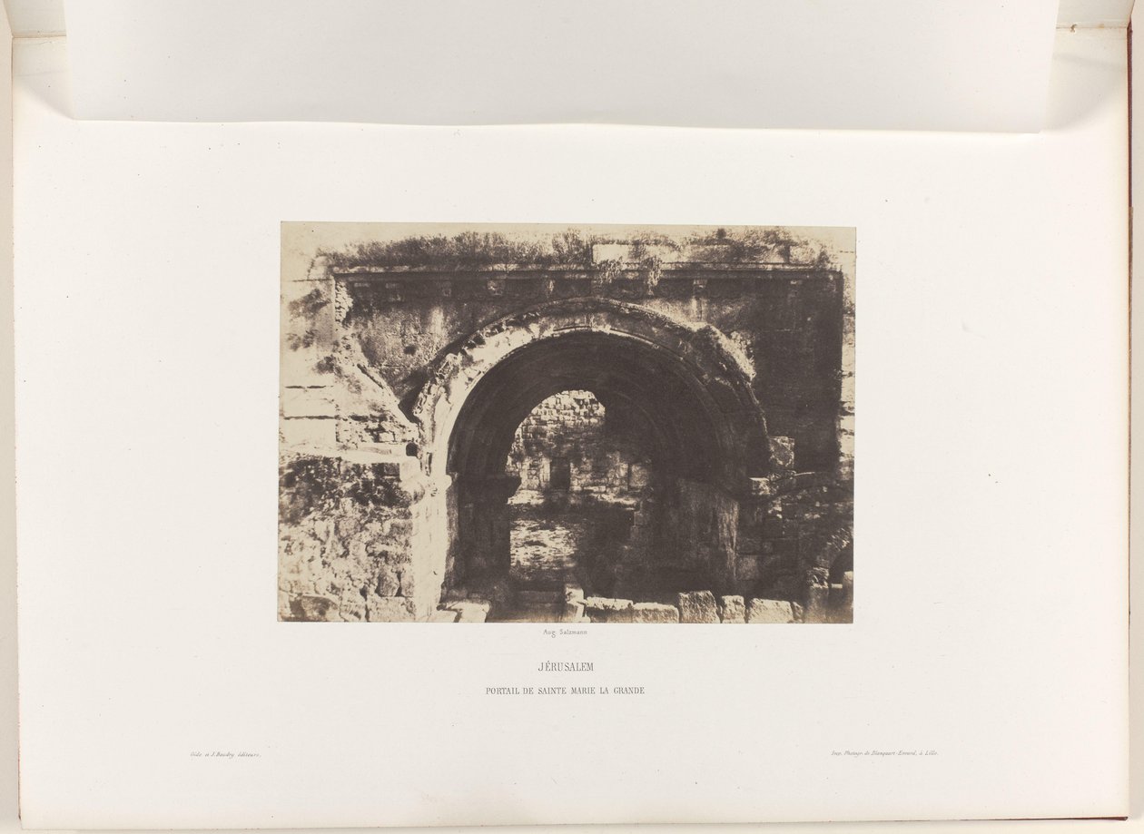 Buen for Saint Mary of the Latins-kirken, Jerusalem Jerusalem. Portail de Sainte Marie la Grande (titel på objekt) af Auguste Salzmann