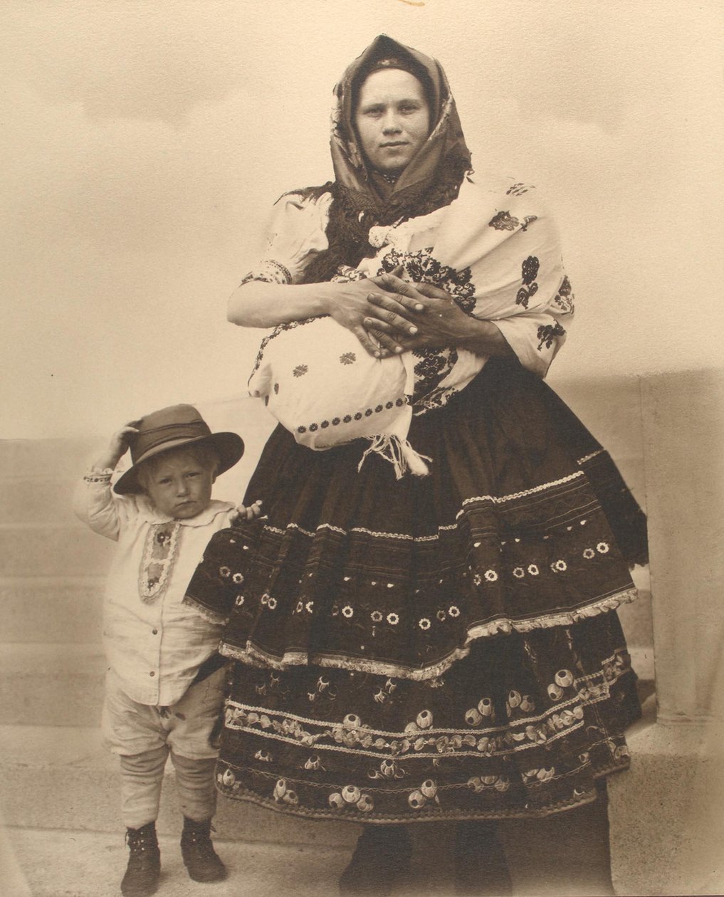 Slovakisk kvinde og børn, ca.1910 af Augustus F. Sherman