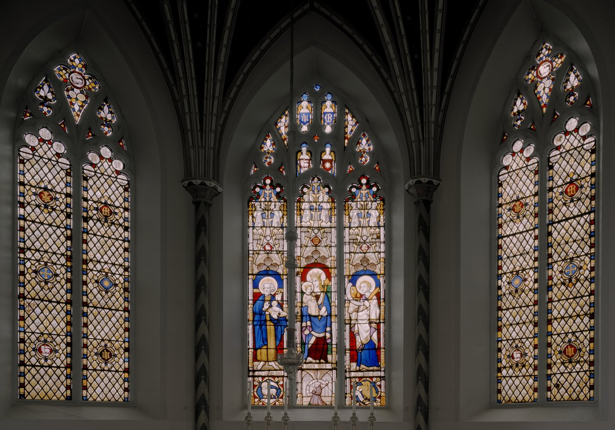 Apsis vindue med St. Johannes Døberen, Jomfru & Barn og St. Johannes Evangelisten, 1841-42 (farvet glas) af Augustus Welby Northmore Pugin