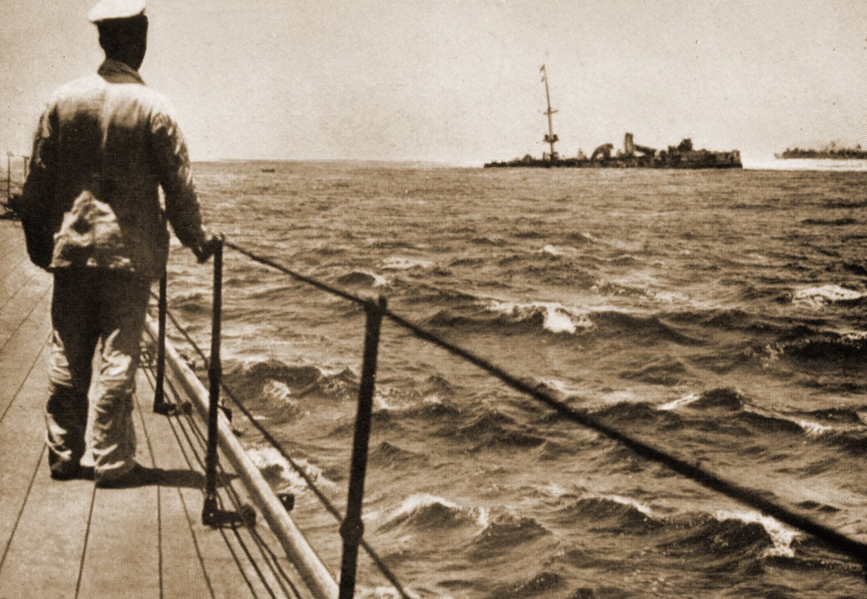 Udsigt over det grundstødte kejserlige tyske krigsskib Emden fra kvartalsdækket på H.M.A.S. Sydney, 10. november 1914 af Australian Photographer