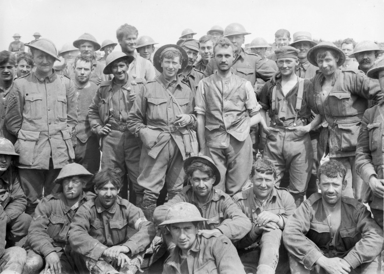 En gruppe af den 46. australske infanteribataljon lige efter at være kommet ud af linjen foran Monument Wood, hvor de havde oplevet en periode med meget alvorlige kampe, der viste tilstanden af af Australian Photographer