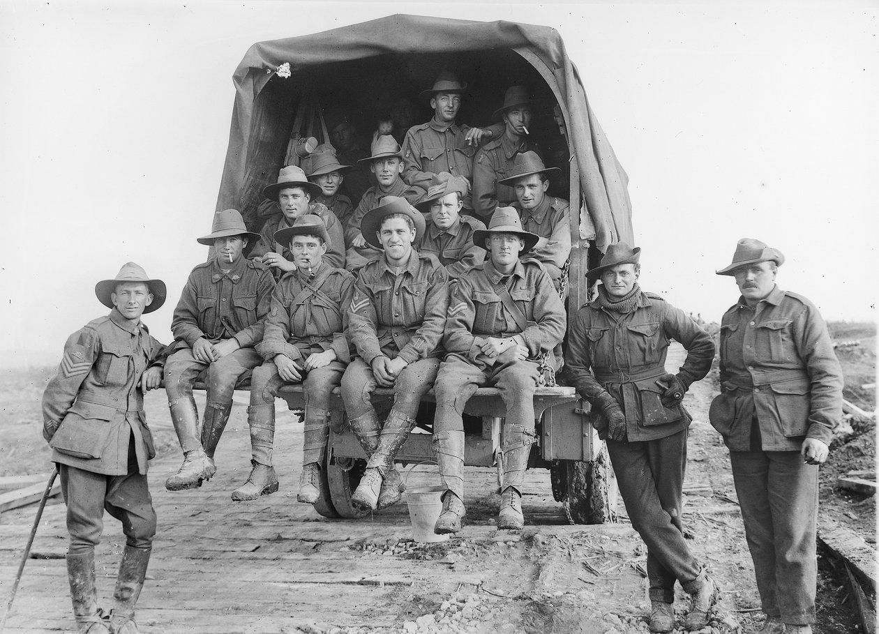 En lastbil med australske artilleriforstærkninger, der fortsætter langs vejen for at slutte sig til batterierne fra 5. australske divisionsartilleri, engageret i kampen om Hindenburg-linjeforsvaret, af Australian Photographer