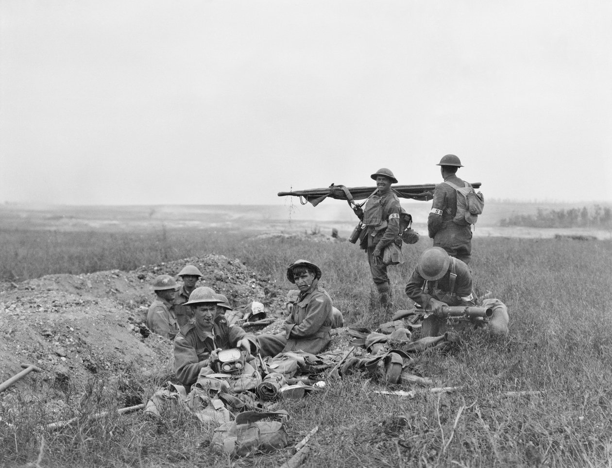 En scene under slaget ved Hamel, der viser amerikanske og australske bårebærere arbejde sammen i frontlinjeområdet, efter at infanteriet var passeret, 4. juli 1918 af Australian Photographer