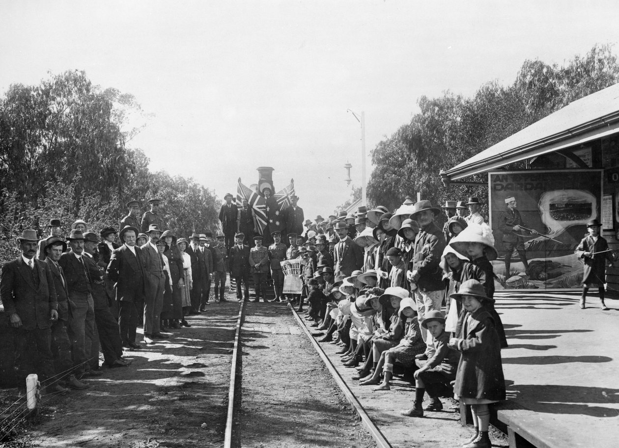 Et omrejsende rekrutteringstog på banegården med nogle af byens borgere (Donor Queensland Recruiting Committee), Wallumbilla, Queensland, ca. 1916 af Australian Photographer