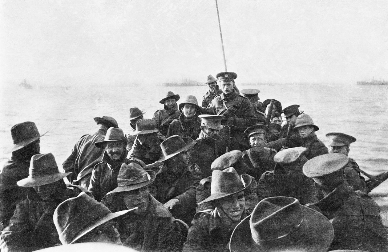 Udsigt bagud af redningsbåd med uidentificerede mænd fra Australian 1st Divisional Signal Company, da de bugseres mod Anzac Cove kl. 6 på landingsdagen, 25. april 1915 (bw phot) af Australian Photographer