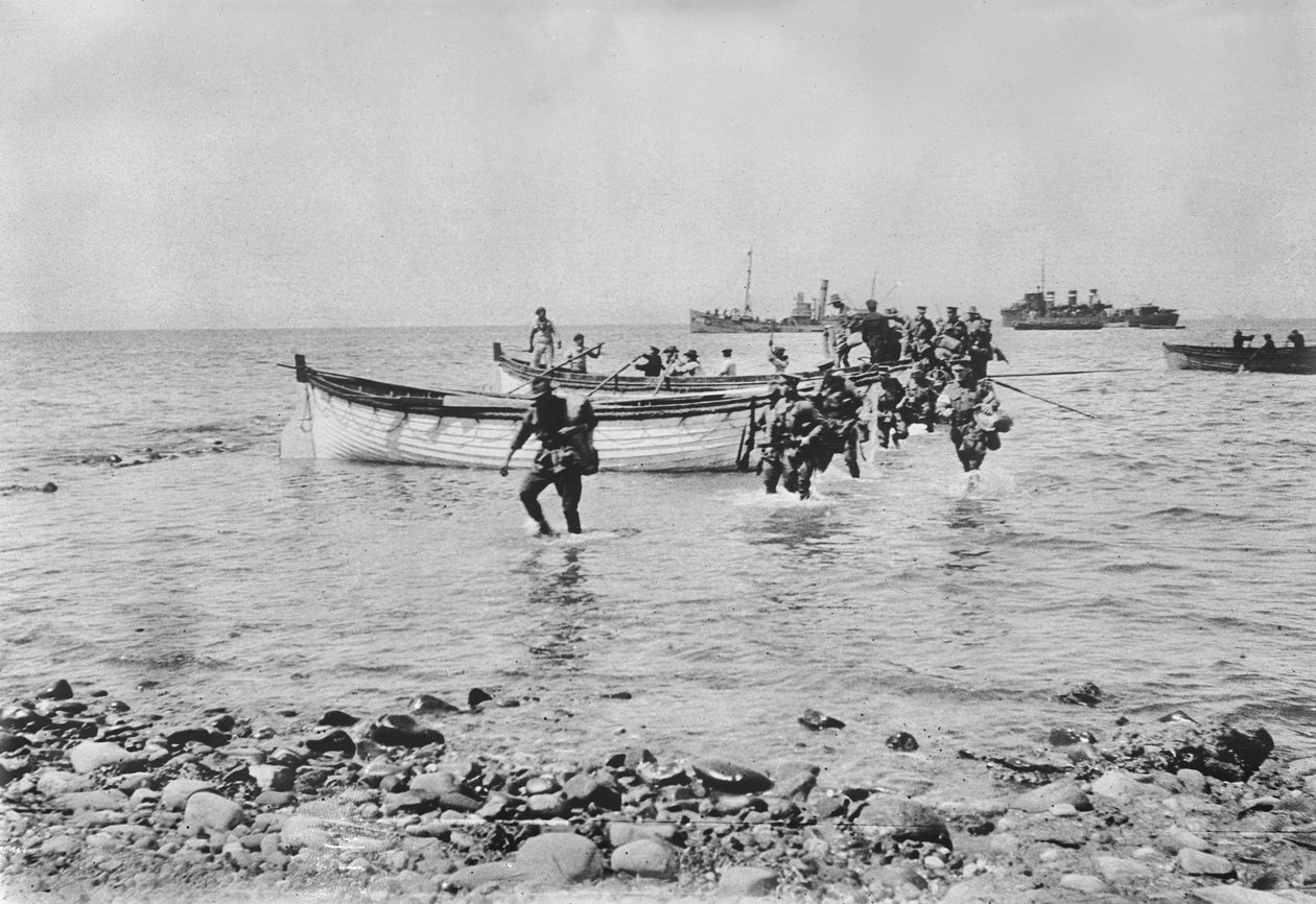 Australske soldater vader gennem vandet, da de kommer i land ved Anzac Cove, Gallipoli den 25. april 1915 efter at være blevet transporteret i landingsbåde fra større skibe i baggrunden, 25. april 1915 ( af Australian Photographer