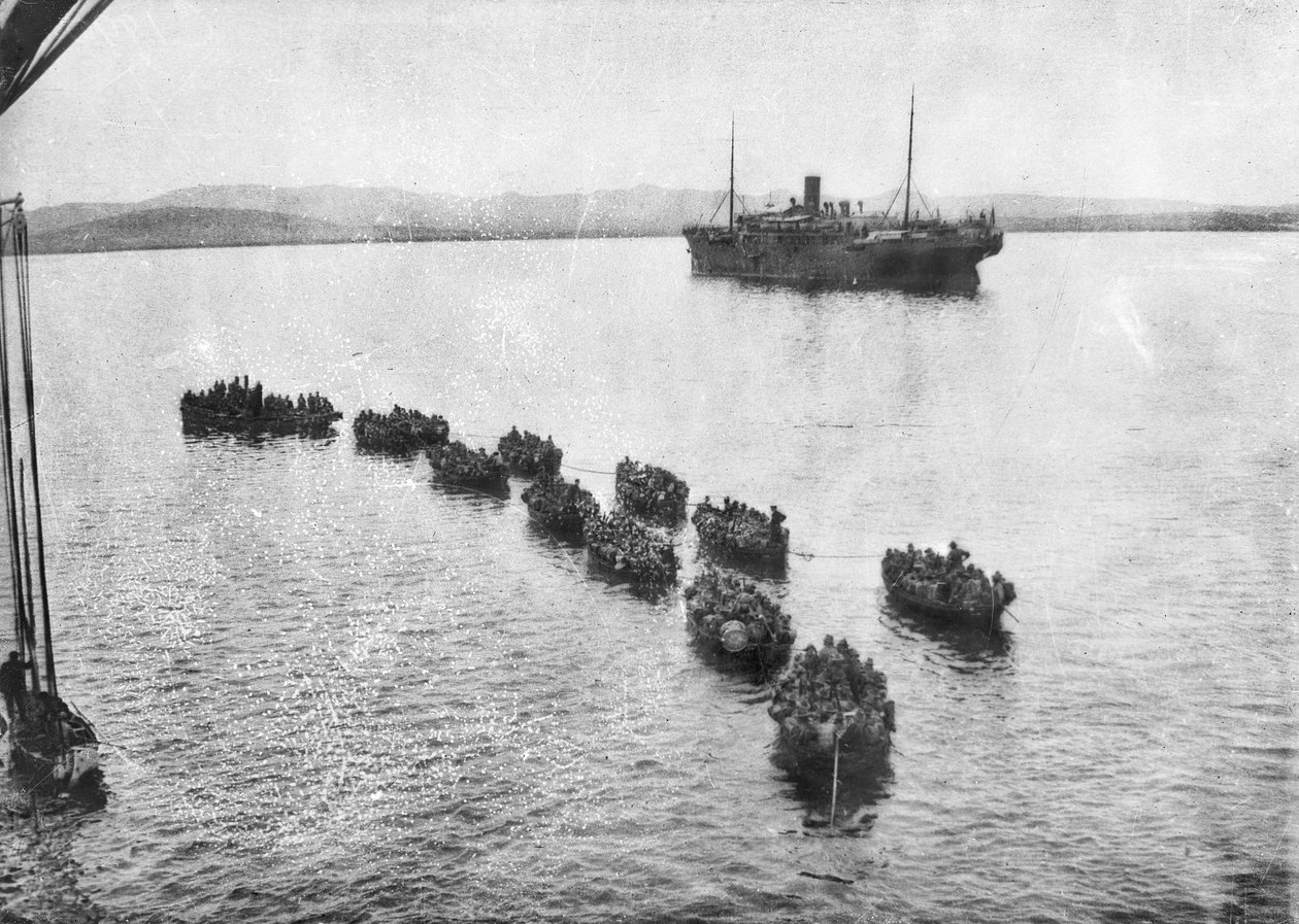Australske tropper bliver bugseret i land i lightere for at lande ved Anzac Cove, Gallipoli. I baggrunden ses transportskibet, 1915 af Australian Photographer